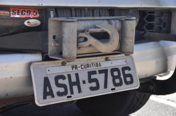 Resolvemos guardar a placa da frente dentro do carro, agora (em Pioneertown, na Califórnia, nos Estados Unidos)
